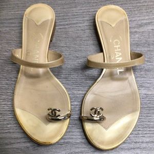 Chanel Beige Patent Thong/Sandal with gold CC Toe Ring - size 36/6